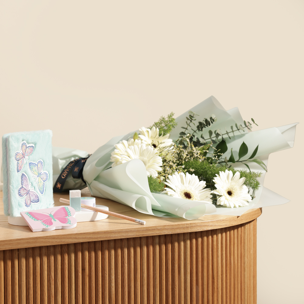 مجموعة هدايا طقم قرطاسية من جرير | باقة زهور أنيقة