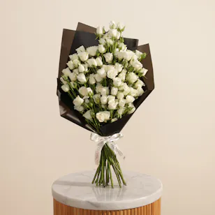 Striking Purity Flower Bouquet | 25 Flowers