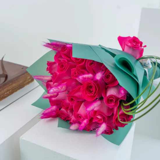 Millesaveurs Cake & Fuchsia Roses