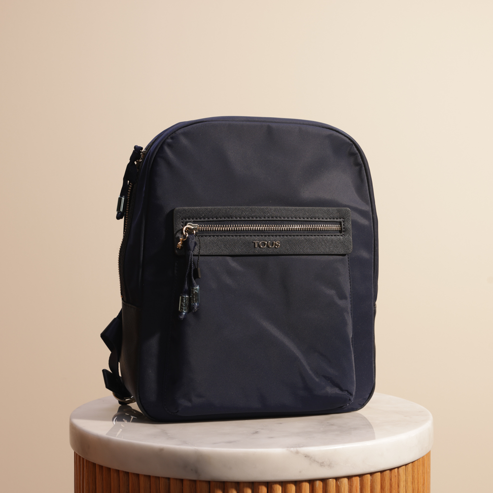 حقيبة ظهر باللون الأسود الداكن من توس