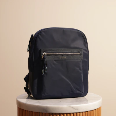 حقيبة ظهر باللون الأسود الداكن من توس حقيبة ظهر باللون الأسود الداكن من توس