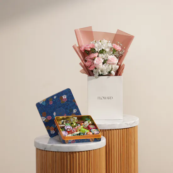Venchi Murrine Blue Maxi Assorted Chocolate Box | Signature Touch Flower Bouqet