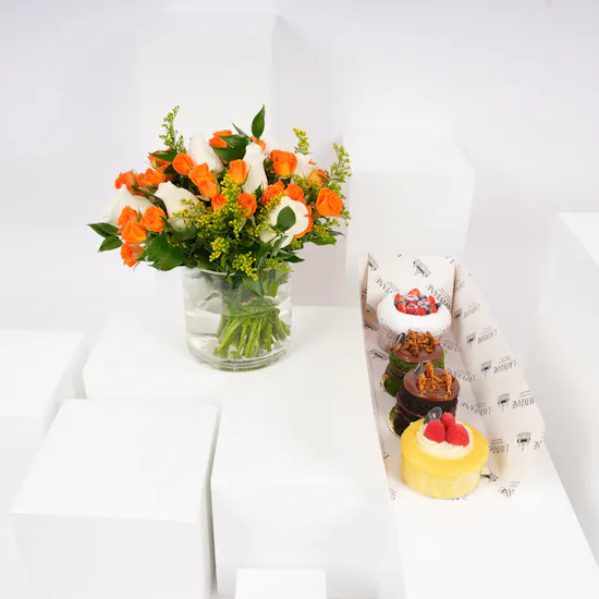 Laviviane Slider Cake Box | Vibrant Roses