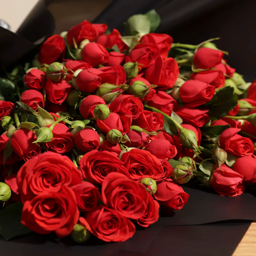 Godiva Brown Carre Box | Red Baby Roses 3