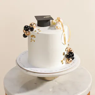 Floward Graduation Classic White Cake Floward Graduation Classic White Cake