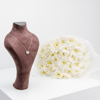 L'azurde Necklace with White Chrysanthemum
