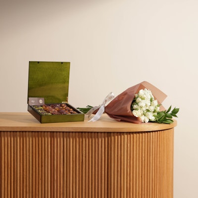 Bateel Green Wood Box | White Baby Roses