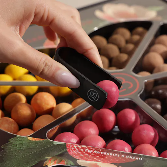 صندوق عرق سوس لوف سيلكشن المغطى بالشوكولاتة من لاكريدس باي بولو