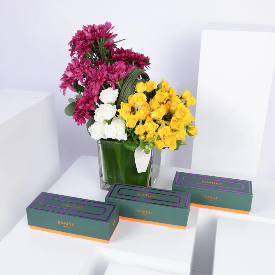 Ermine Macaron Trio Giveaways | Flower Vase 1