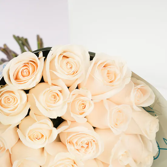 Hanoverian Crepe Dulce Box | Roses Bouquet