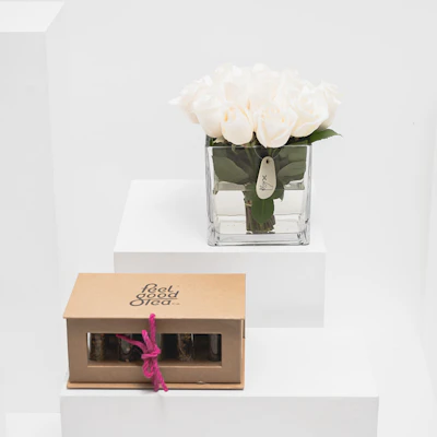 Feel Good Tea Original Discovery Box | White Roses Vase Feel Good Tea Original Discovery Box | White Roses Vase