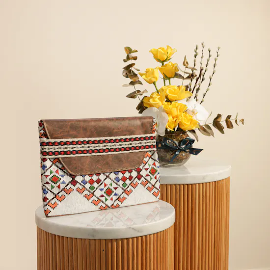 Kaseb Al Diriyah Pouch | Pretty Flowers Vase