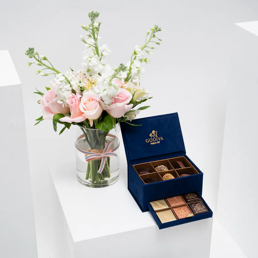 Godiva Mini Royal Chocolate Box | Soft Dreams Vase 3