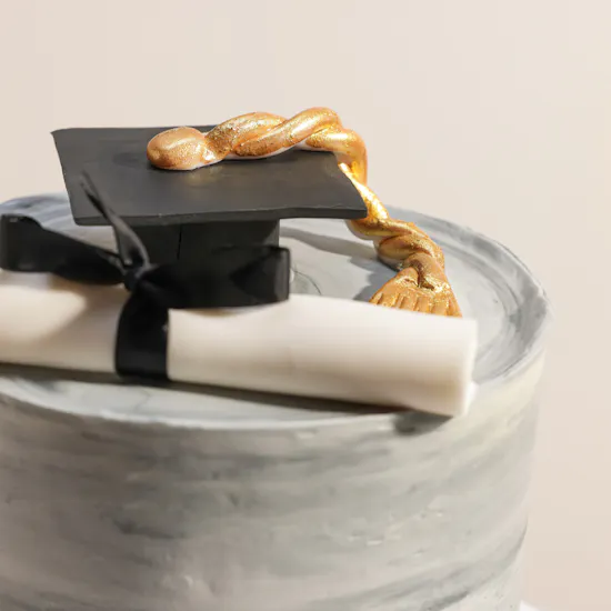 Floward Graduation Cake