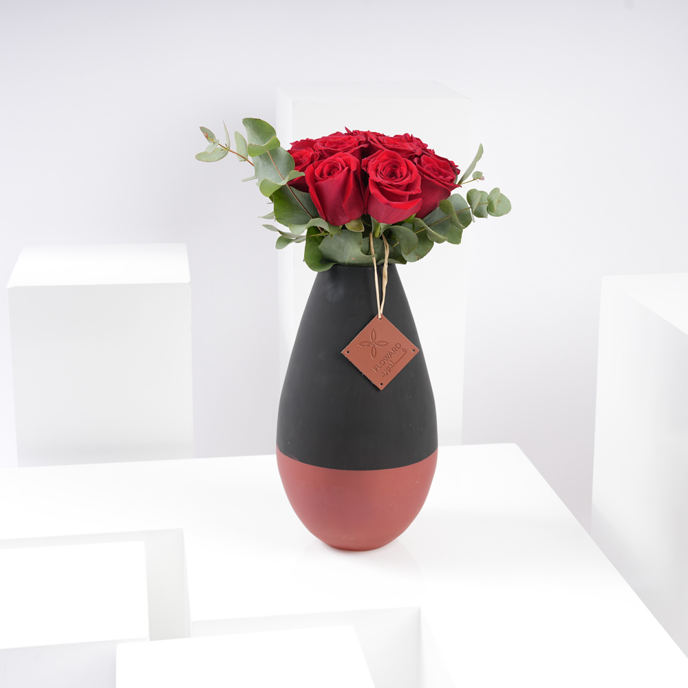 12 جوري حمراء | مزهرية سوداء