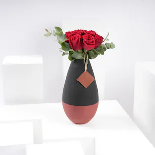 12 Red Roses | Black Vase 12 Red Roses | Black Vase