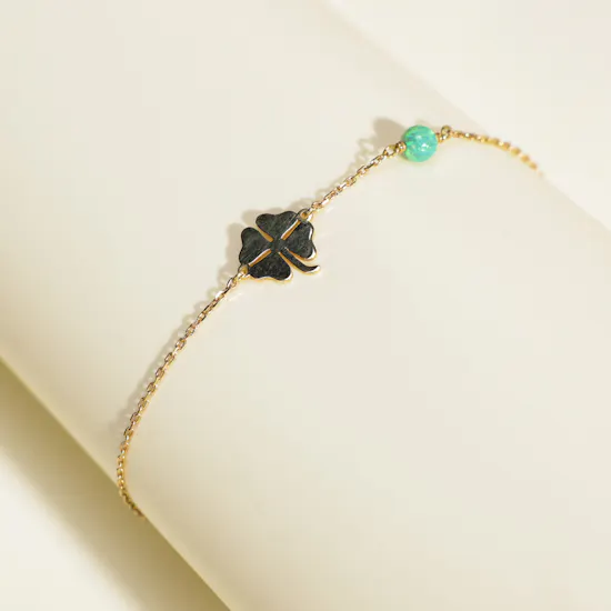 Leïa K. Clover with 1 Bead Bracelet