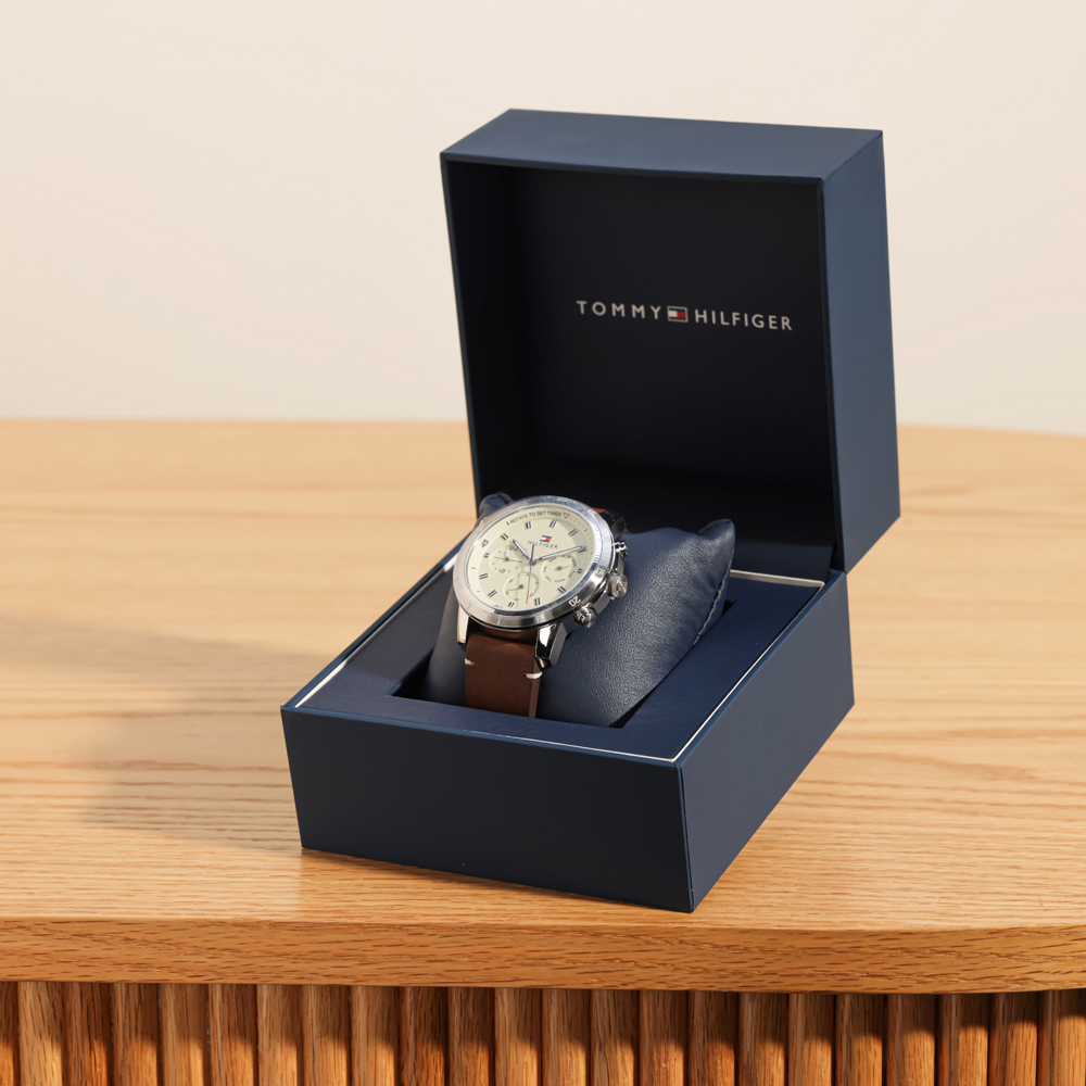 ساعة جلد بني للرجال من تومي هيلفيغر