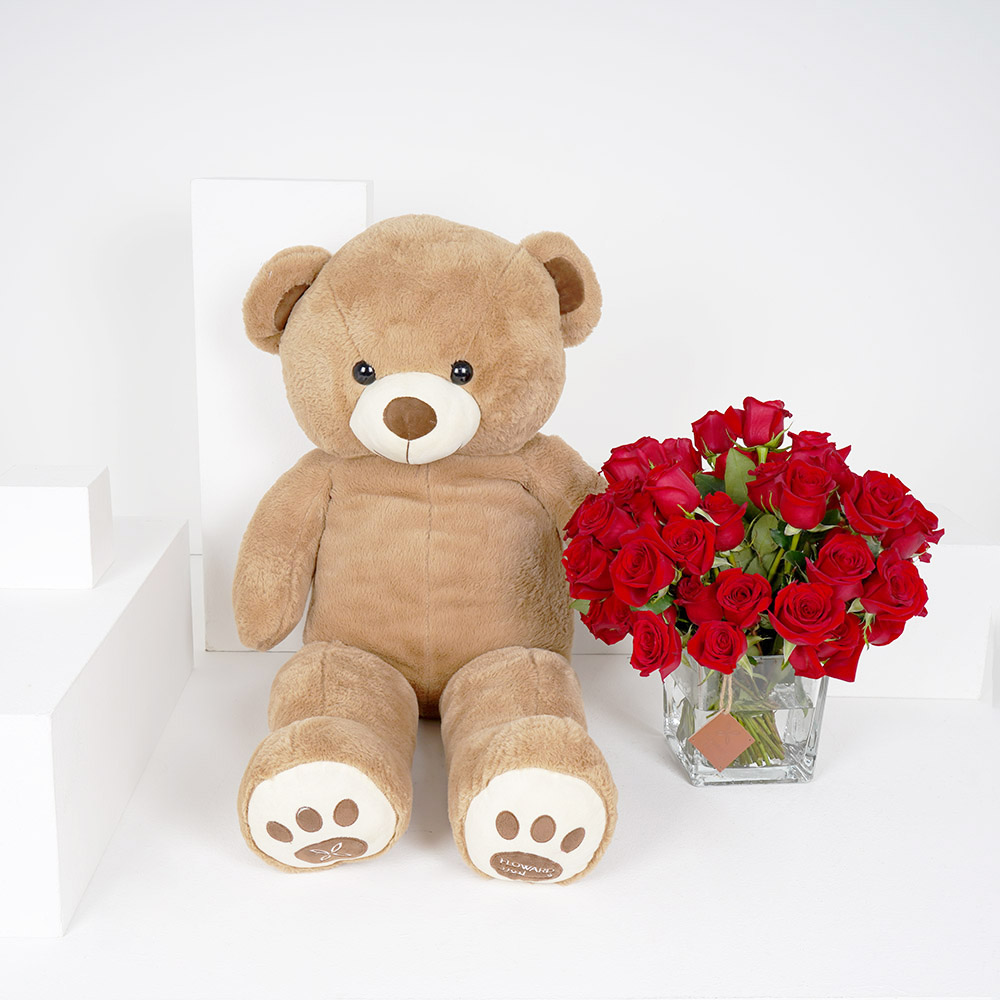 جوري احمر مع فازة مربعة كبيرة و دمية دب كبيرة