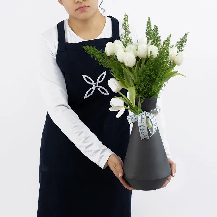 White Tulip| Black Vase 5