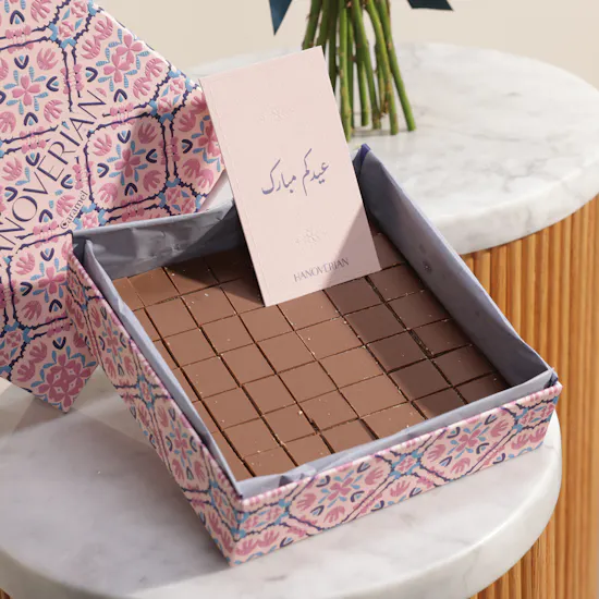 Hanoverian Caramel Chocolate Box | Cheerful Charm Flower