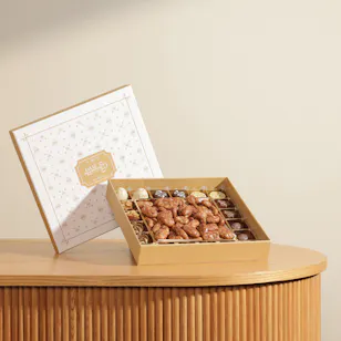 Linne Lipecan and Chocolate Box Linne Lipecan and Chocolate Box
