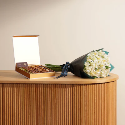 صندوق كامارا من بتيل | الستروميريا بيضاء صندوق كامارا من بتيل | الستروميريا بيضاء