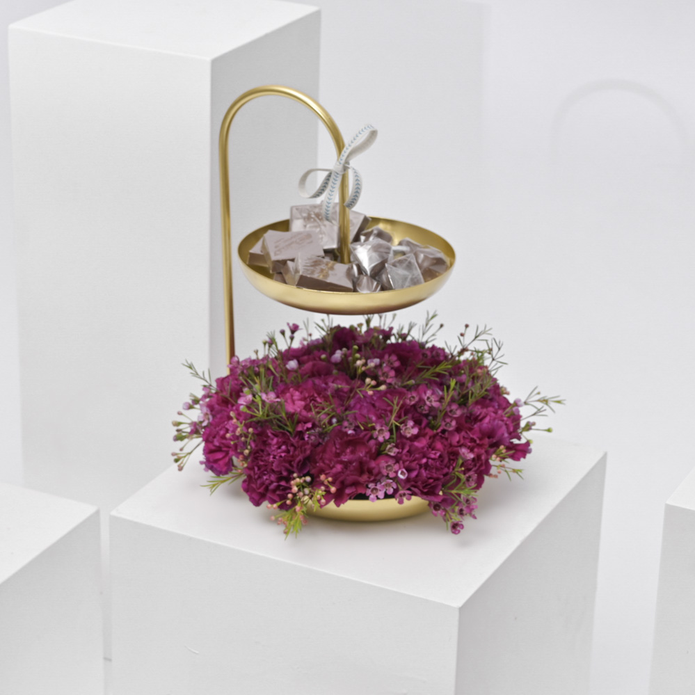 طبق ذهبي من الشيكولاته و كارنيشن 