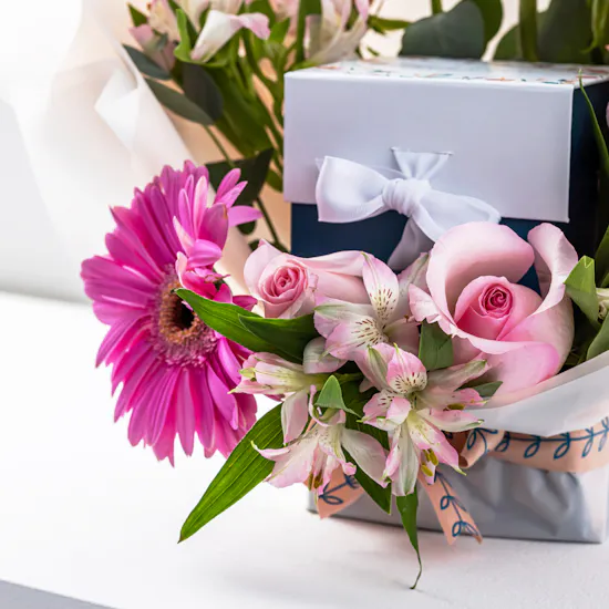 Lilies Candle | Wonderland Petals