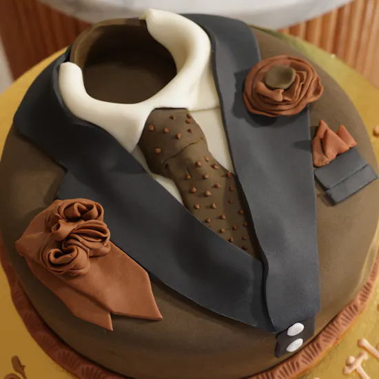 Floward Men's Birthday Cake | Bloomlight Serenade Flowers Bouquet