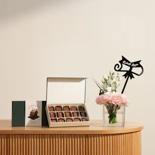 Floward Graduation Chocolate Box | Dream Flower Vase Floward Graduation Chocolate Box | Dream Flower Vase