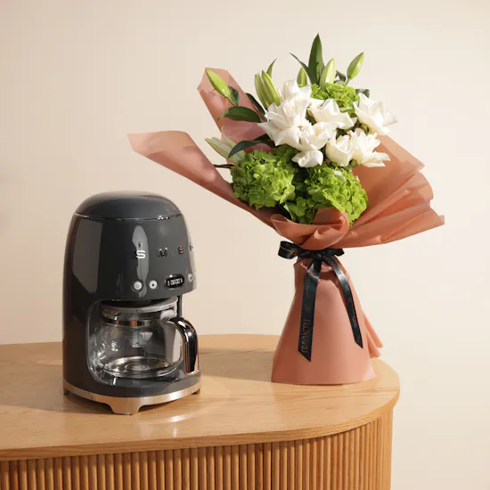 Smeg 50's Style Drip Filter Coffee Machine | Attractive Flower Bouquet