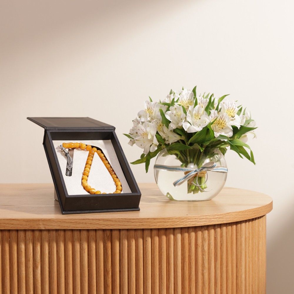 مسبحه حجر الكهرمان من فلاورد | زهور بيضاء