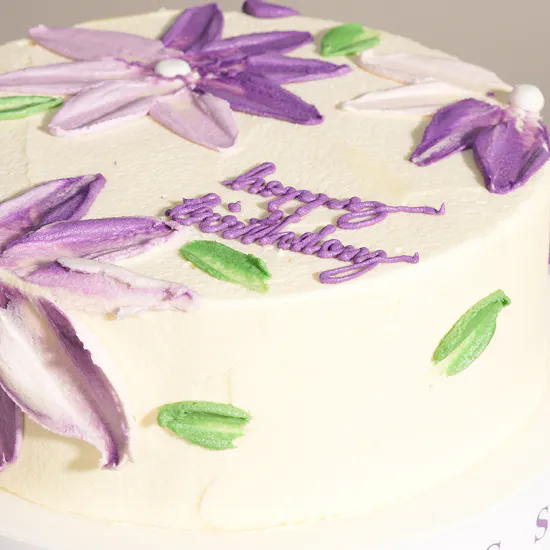 كيك يوم ميلاد سعيد البنفسجية من فلاورد