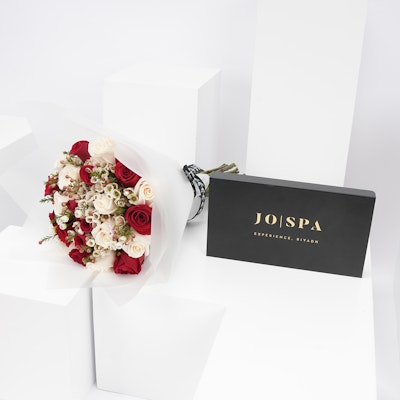 بطاقة اهداء من جو سبا مع باقة الورد الأنيقة  