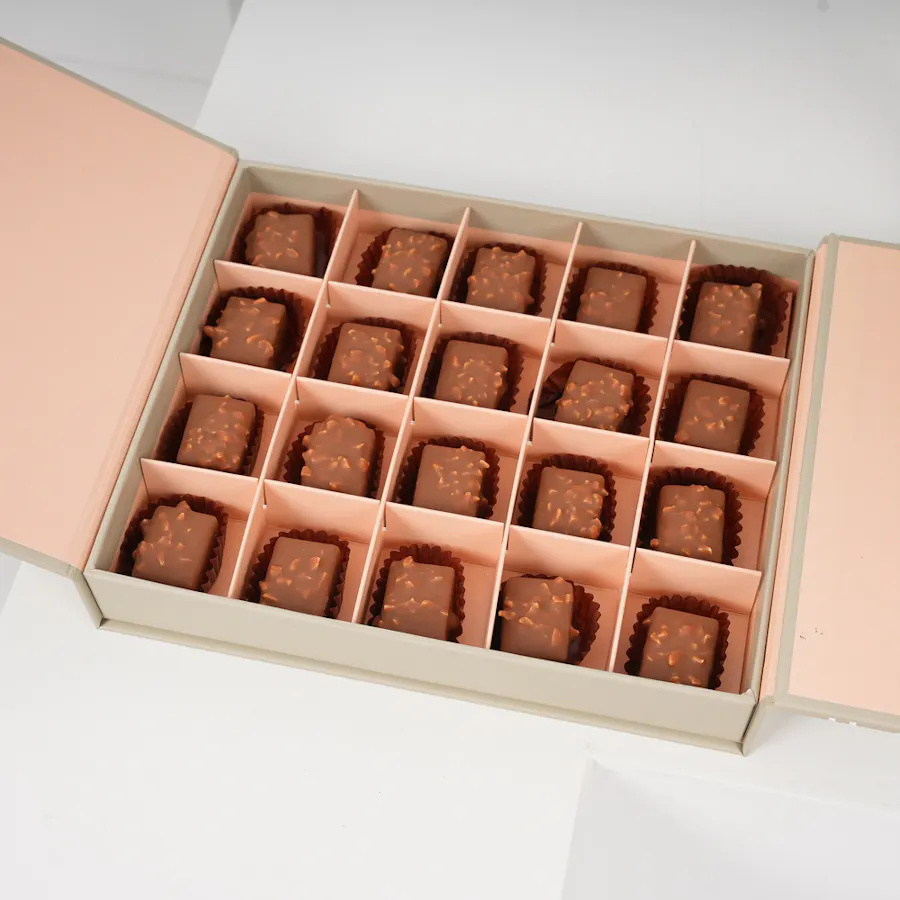 Floward Crunchy Chocolate Box | Dreamy Vase 3