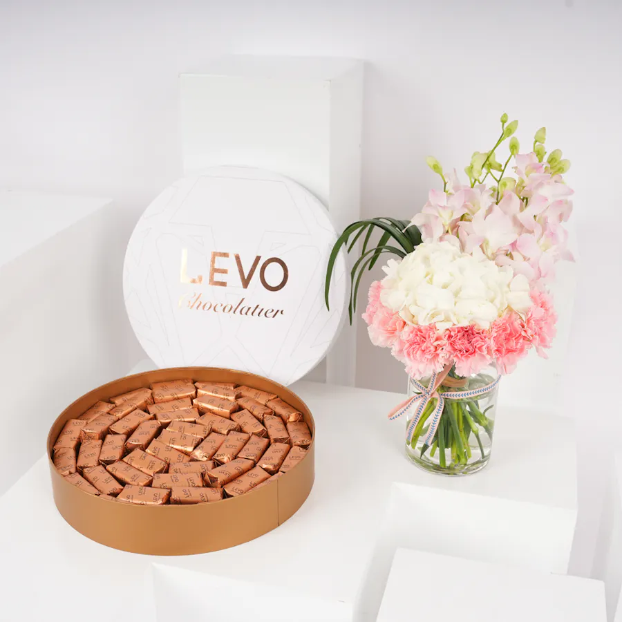 Levo Chocolate Big Box | Blooming Elegance Vase 2