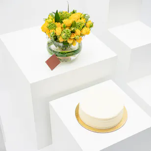 Munch Bakery Vanilla Cake | Yellow Baby Roses Munch Bakery Vanilla Cake | Yellow Baby Roses