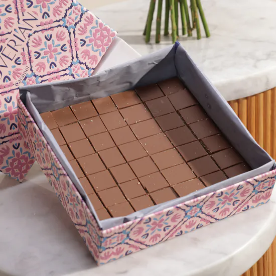 Hanoverian Caramel Chocolate Box | Cheerful Charm Flower