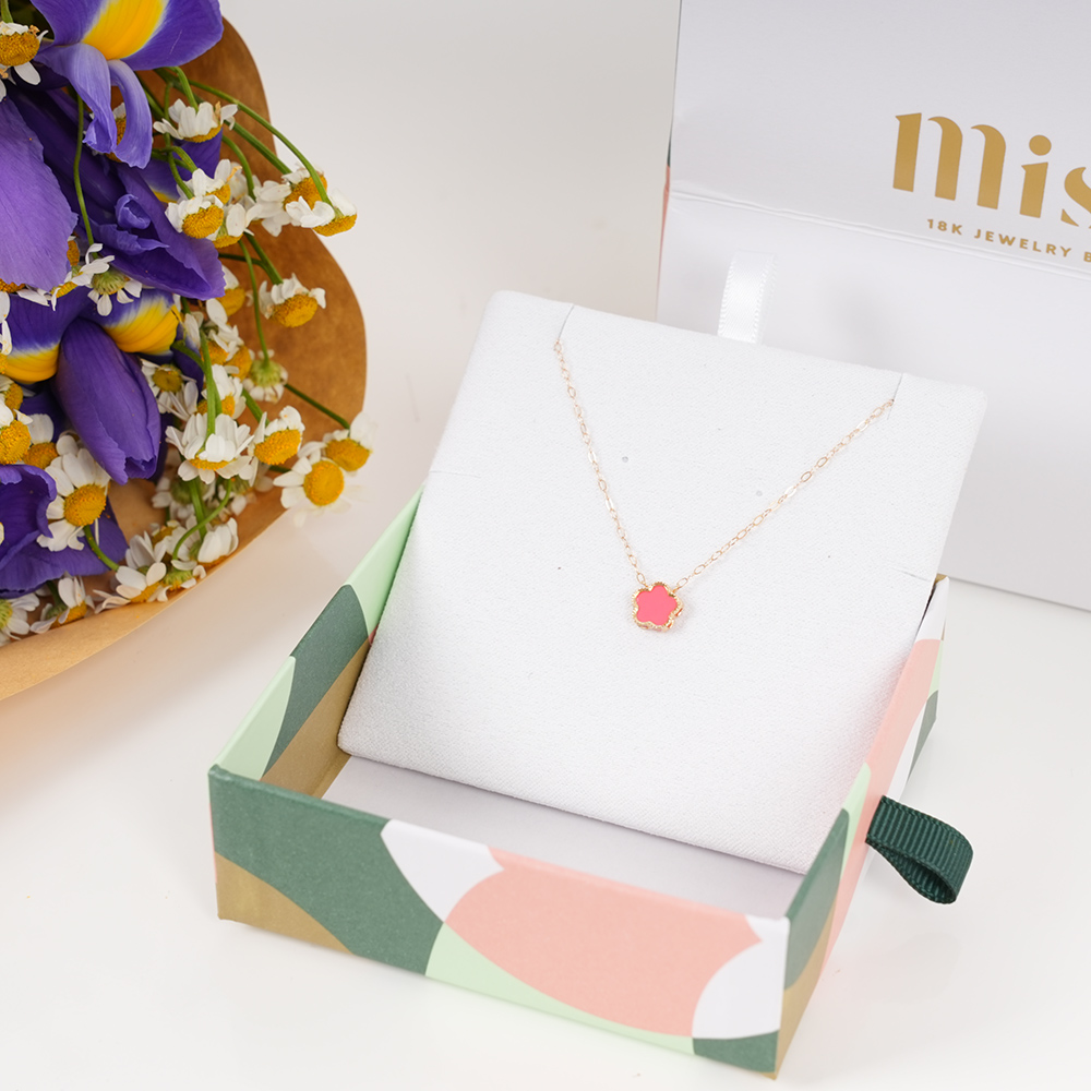 قلادة الزهرة للأطفال من بلسينجز | باقة زهور السوسن