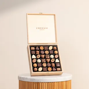 Läderach Praline and Truffle Assorted Extra Large Wooden Chocolate Box Läderach Praline and Truffle Assorted Extra Large Wooden Chocolate Box
