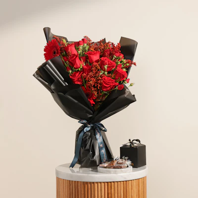 Laderach Black Small Chocolate Box | Red Roses Laderach Black Small Chocolate Box | Red Roses