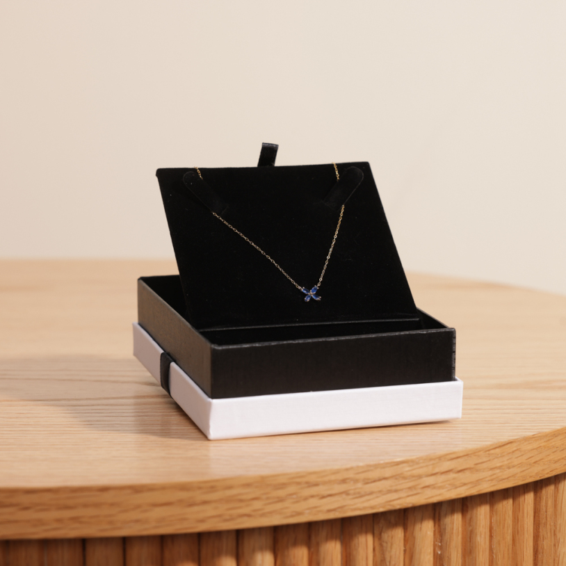 قلادة الزهرة الذهبيه من مجوهرات نافا 