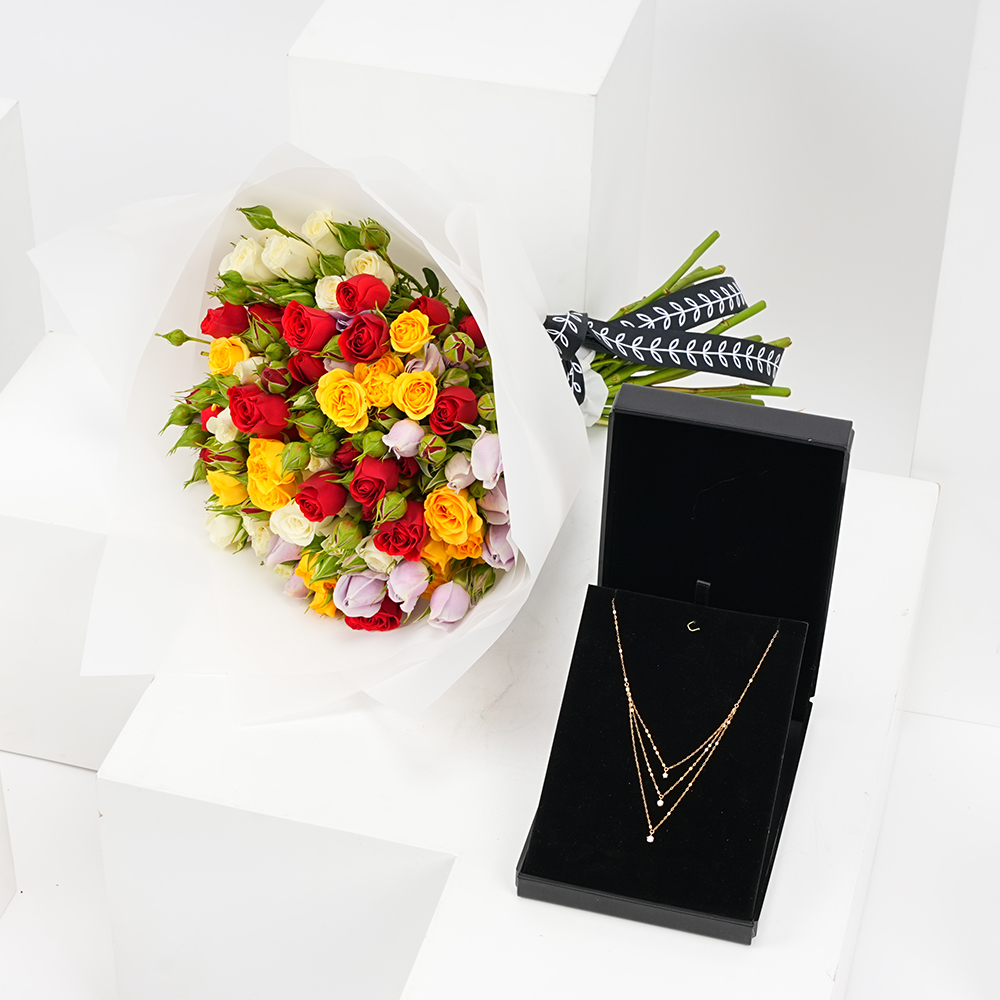 مجوهرات نافا هدية مع باقة الجوري الصغير الأنيقة