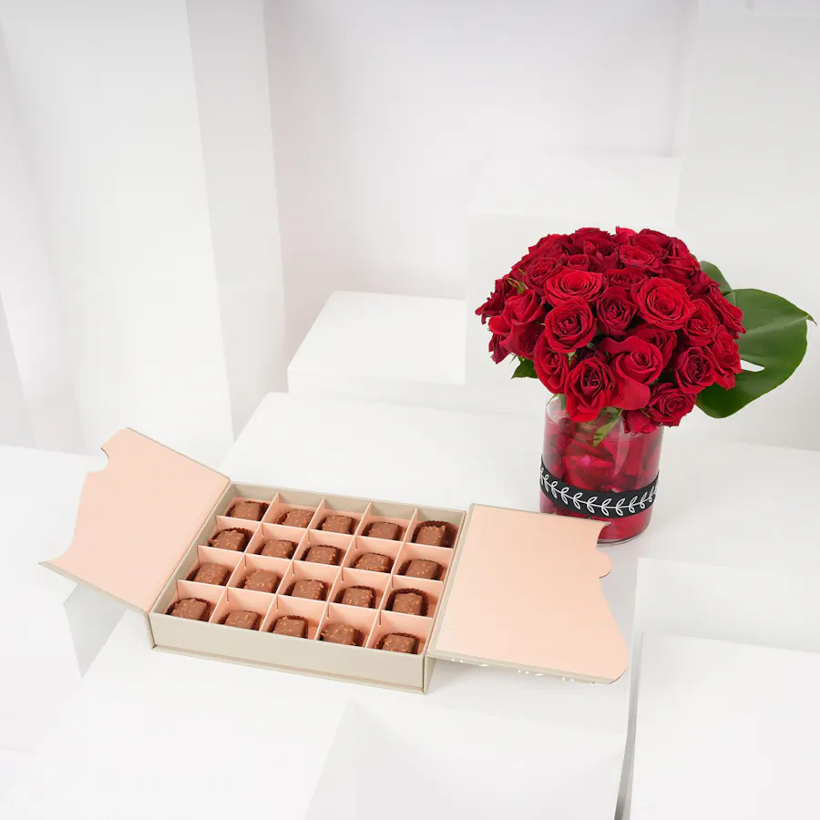 Floward Crunchy Chocolate Box | Red Roses  3