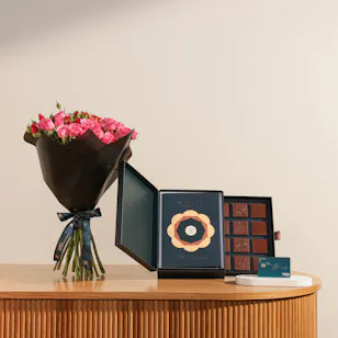 Floward 250 KWD Card and Chocolate Box | Elegant Roses Flowers Floward 250 KWD Card and Chocolate Box | Elegant Roses Flowers