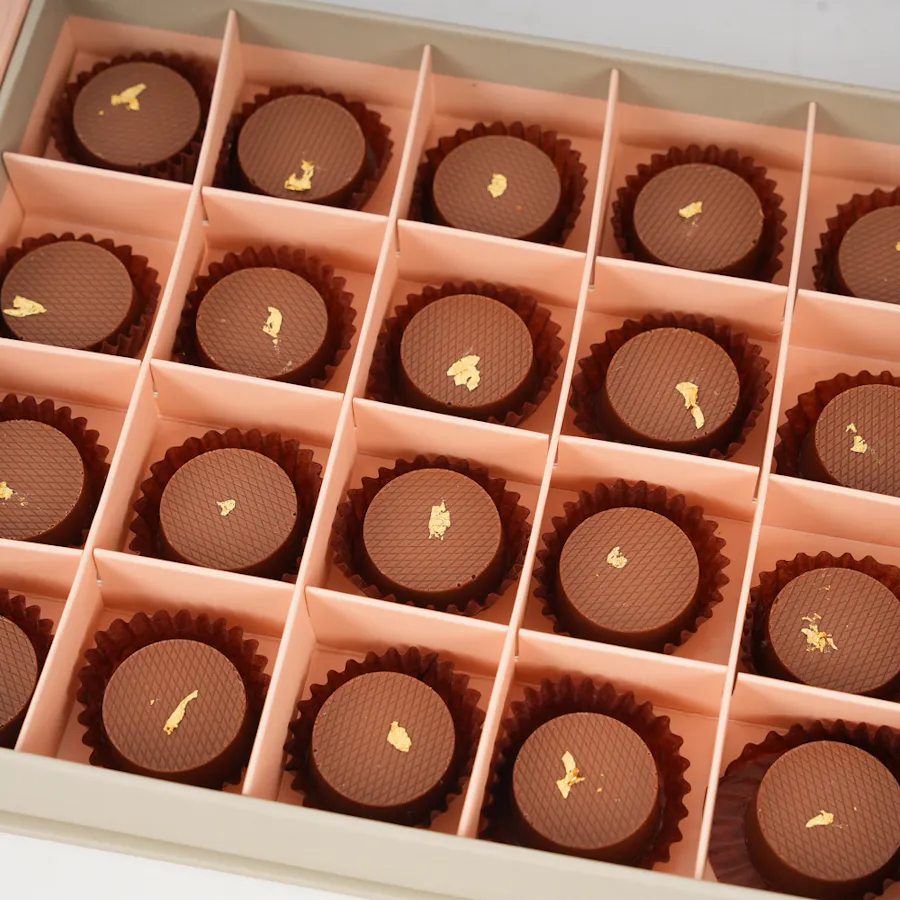 Floward Caramel Chocolate Box | Roses Vase 5