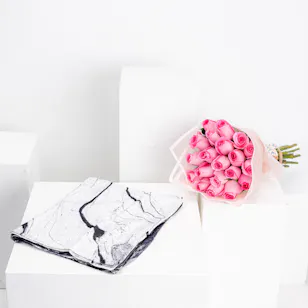 Jude Milky Way Scarf | Roses Bouquet 