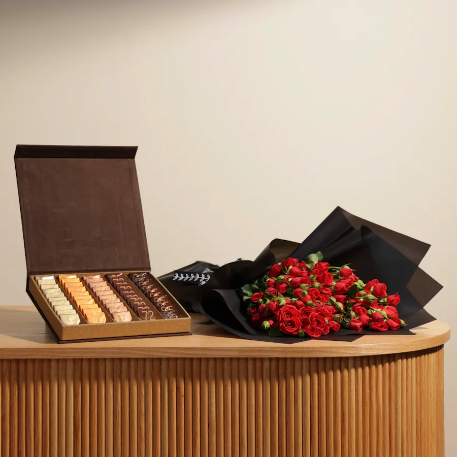Godiva Brown Carre Box | Red Baby Roses 1