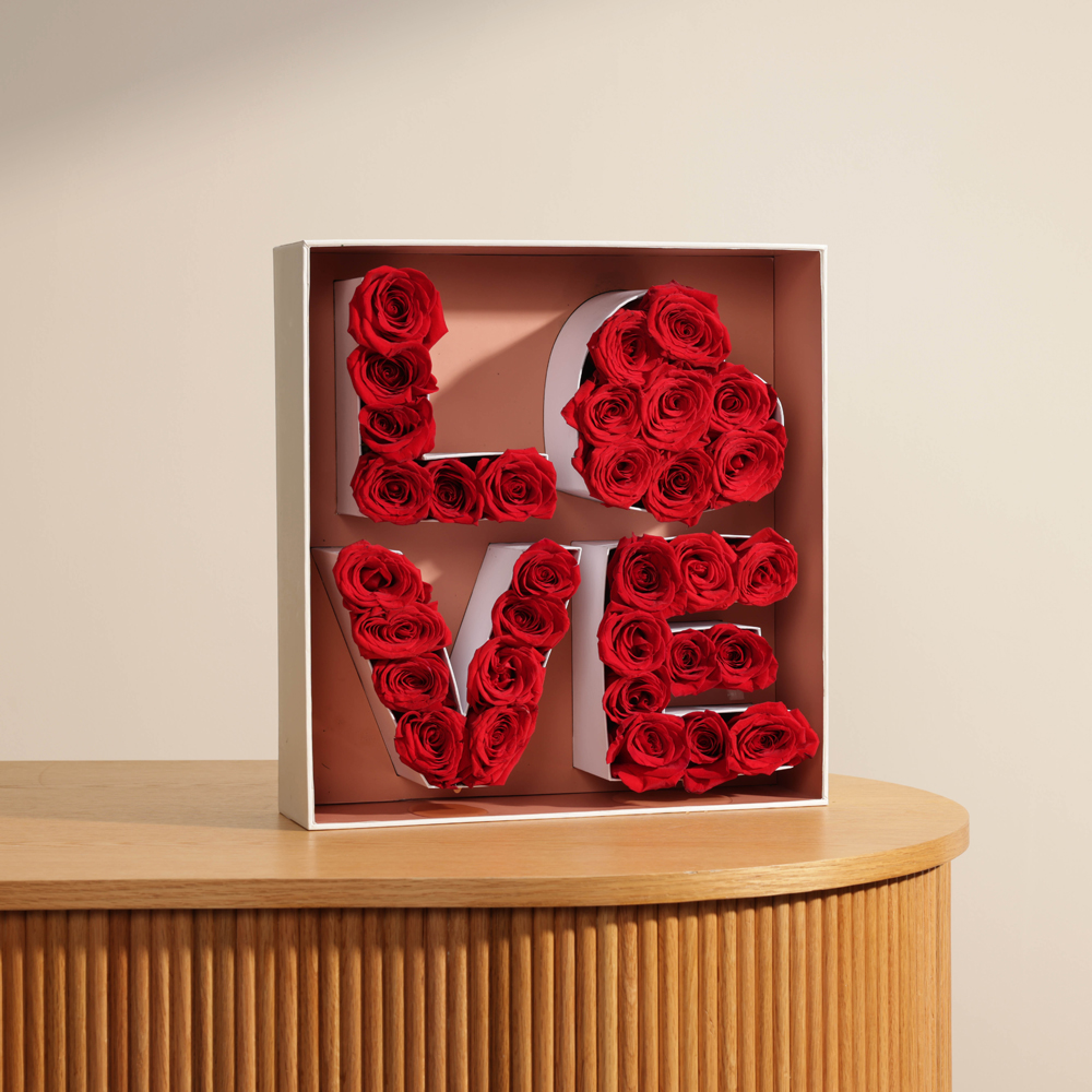 صندوق الحب بالجوري الأحمر